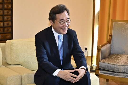 이낙연 전 더불어민주당 대표. 사진은 10일 서울 서대문구 주한 프랑스 대사관에서 필립 르포르 주한 프랑스 대사와 차담회를 하는 모습. 연합뉴스.